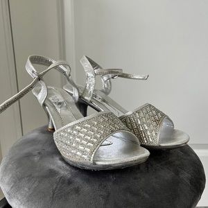 Women’s qinceñera/party heels